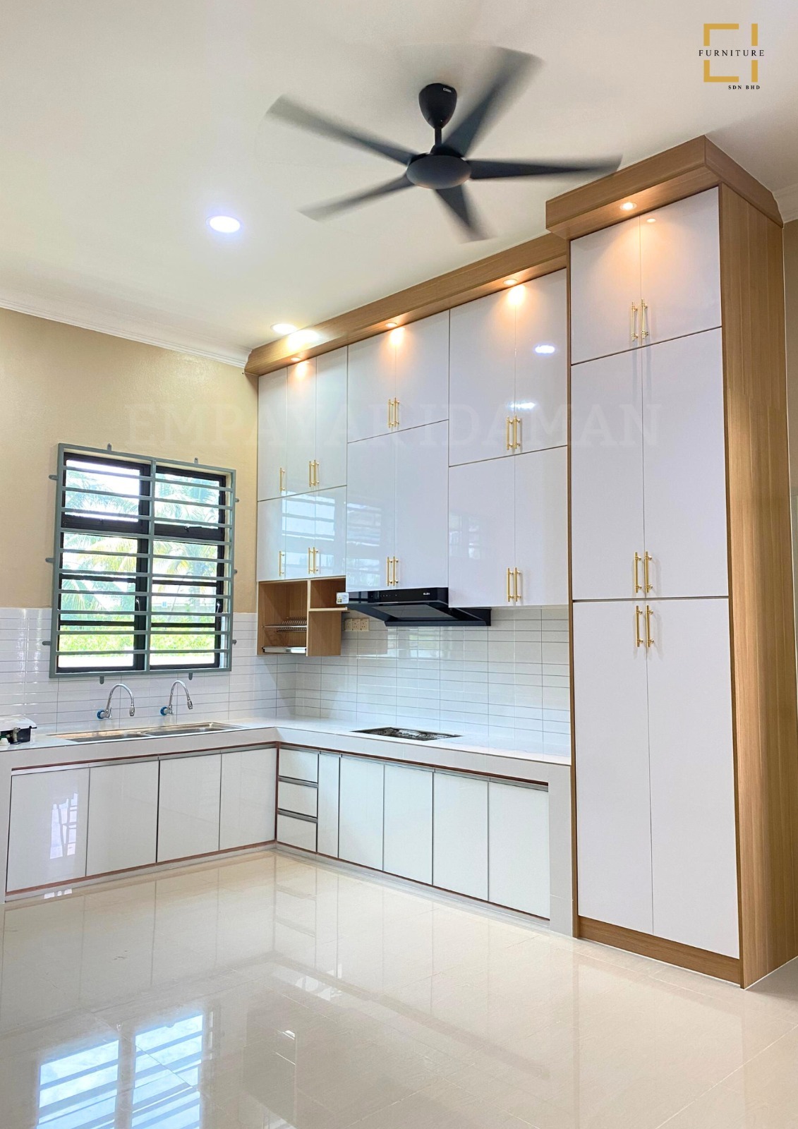 Glossy White & Wood