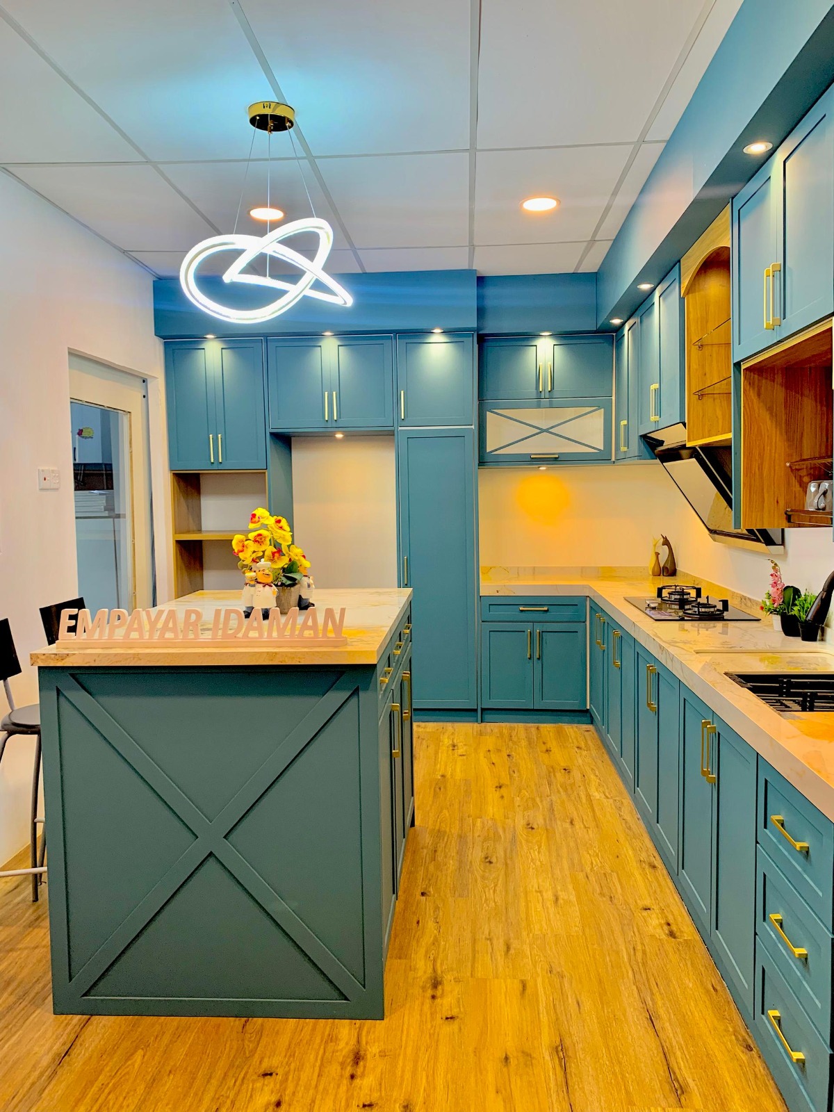 Kabinet Dapur Teal & Emas
