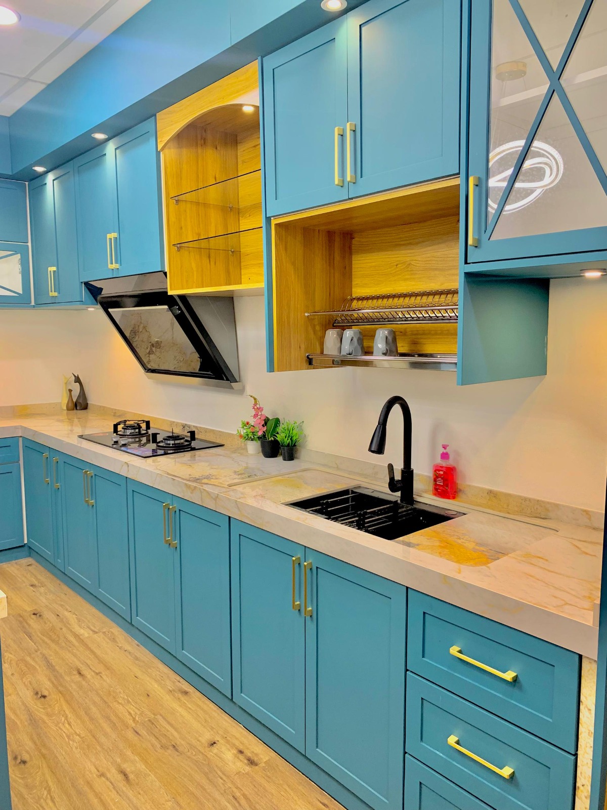 Kabinet Dapur Teal & Emas
