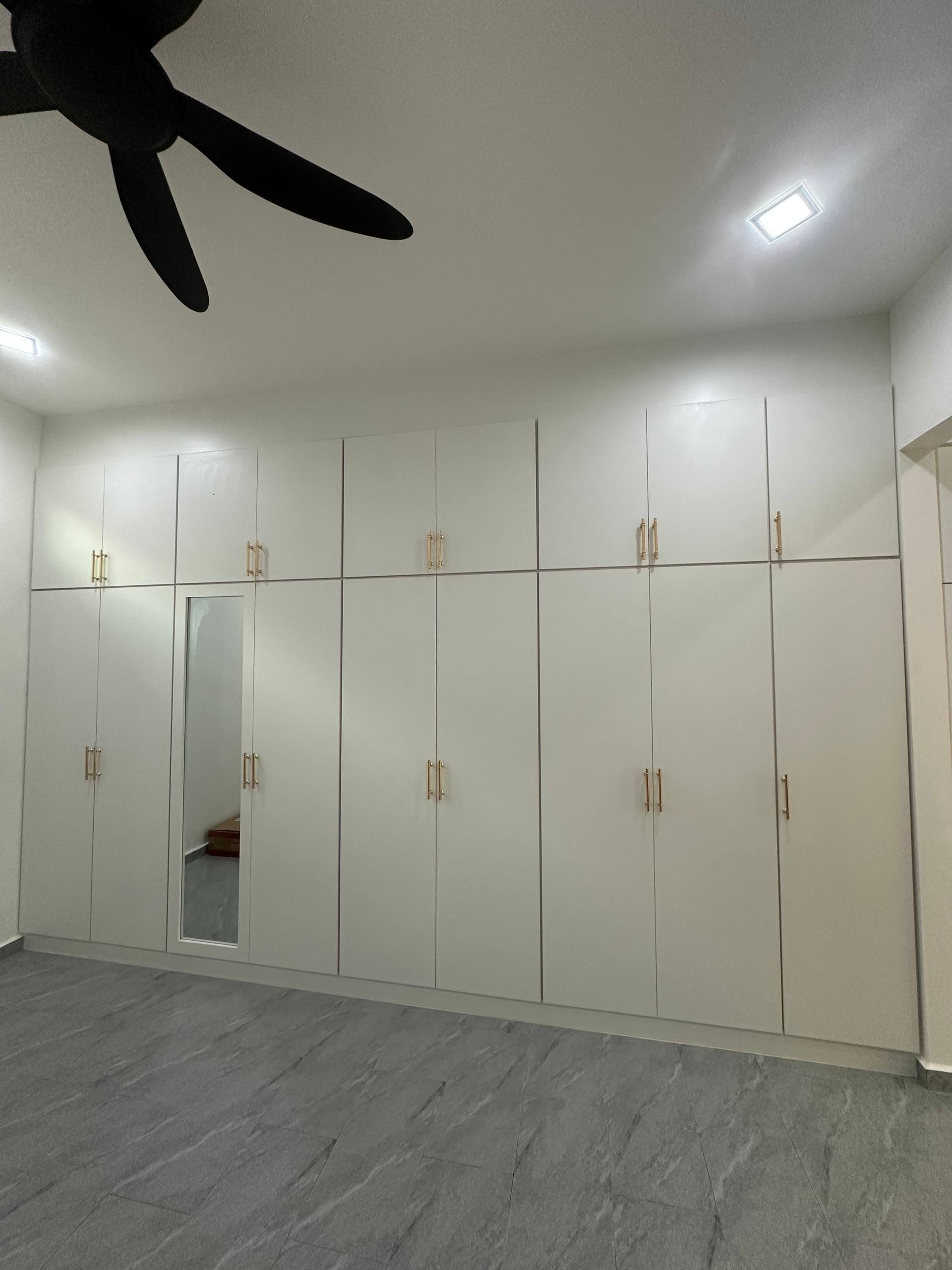 Wardrobe Full Wall Putih
