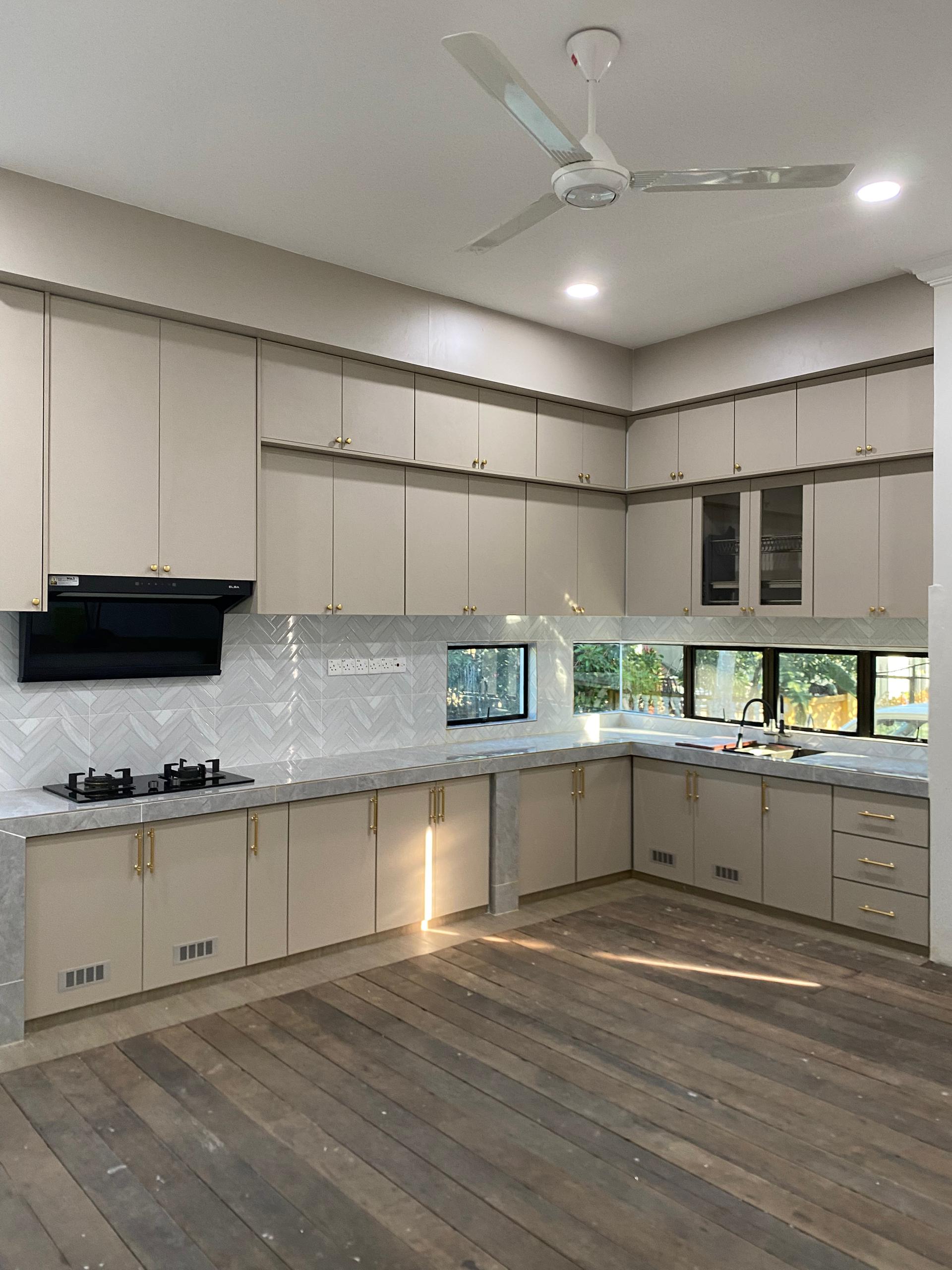 Kabinet Dapur Beige & Kayu