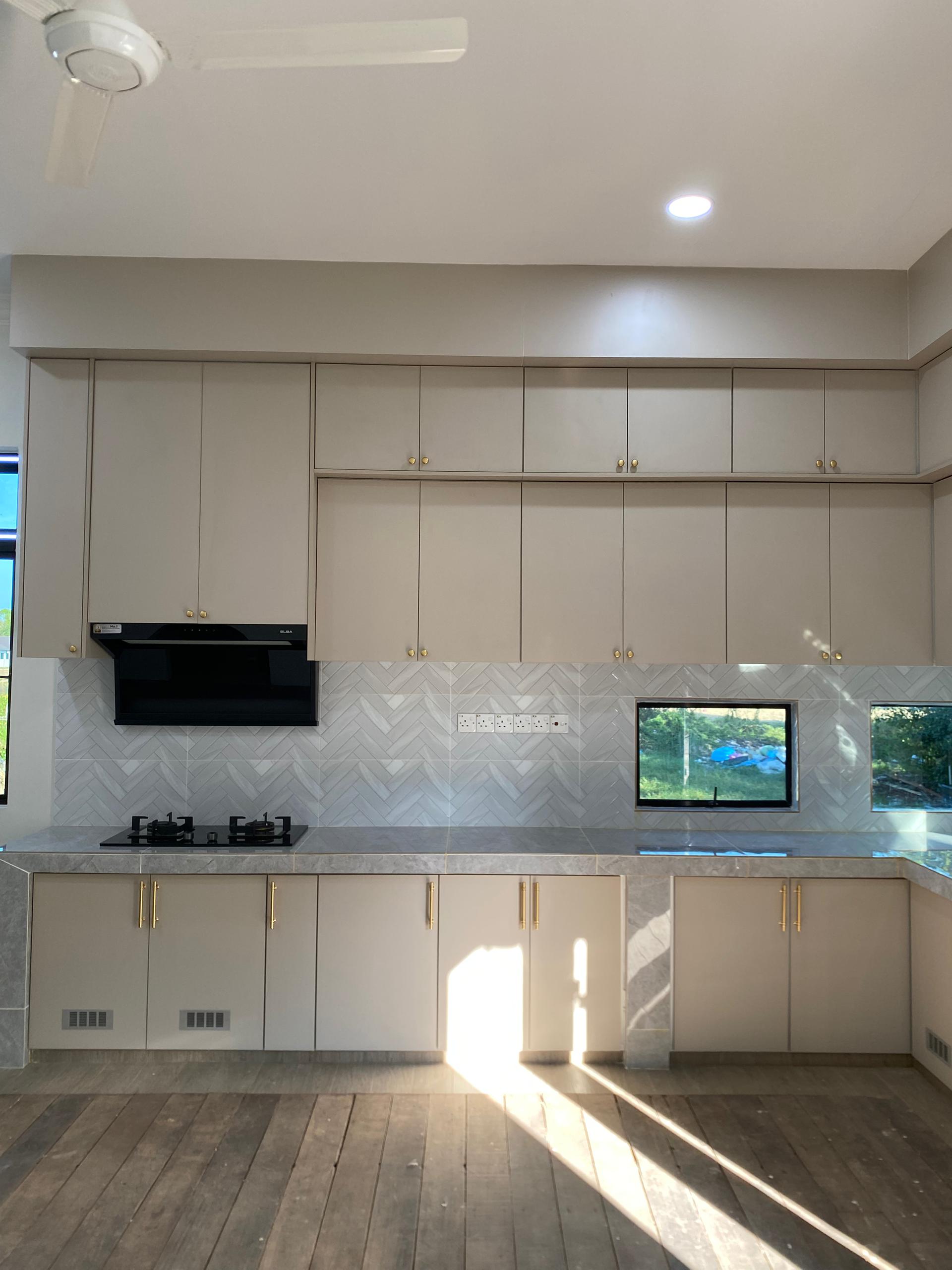 Kabinet Dapur Beige & Kayu