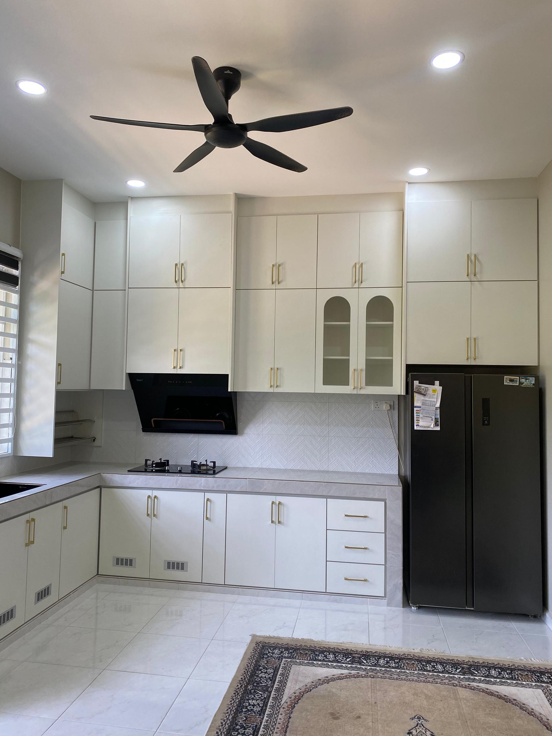 Kabinet Dapur Putih & Gold Arch