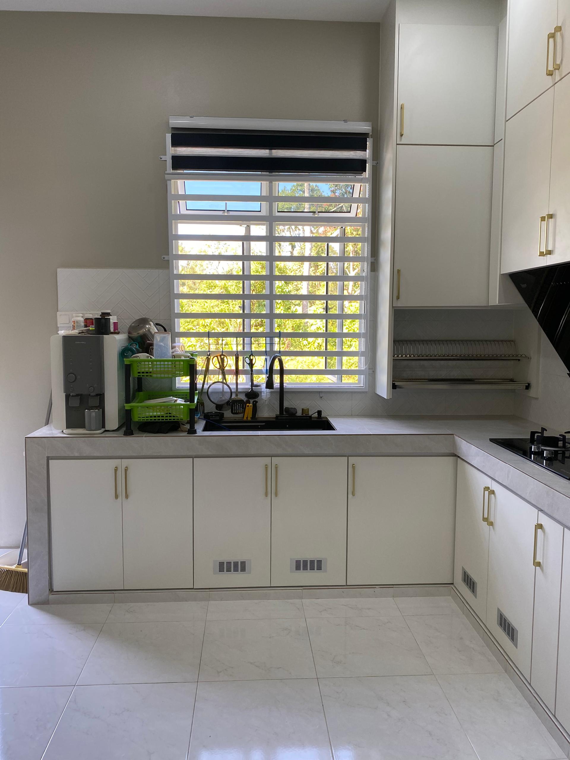 Kabinet Dapur Putih & Gold Arch