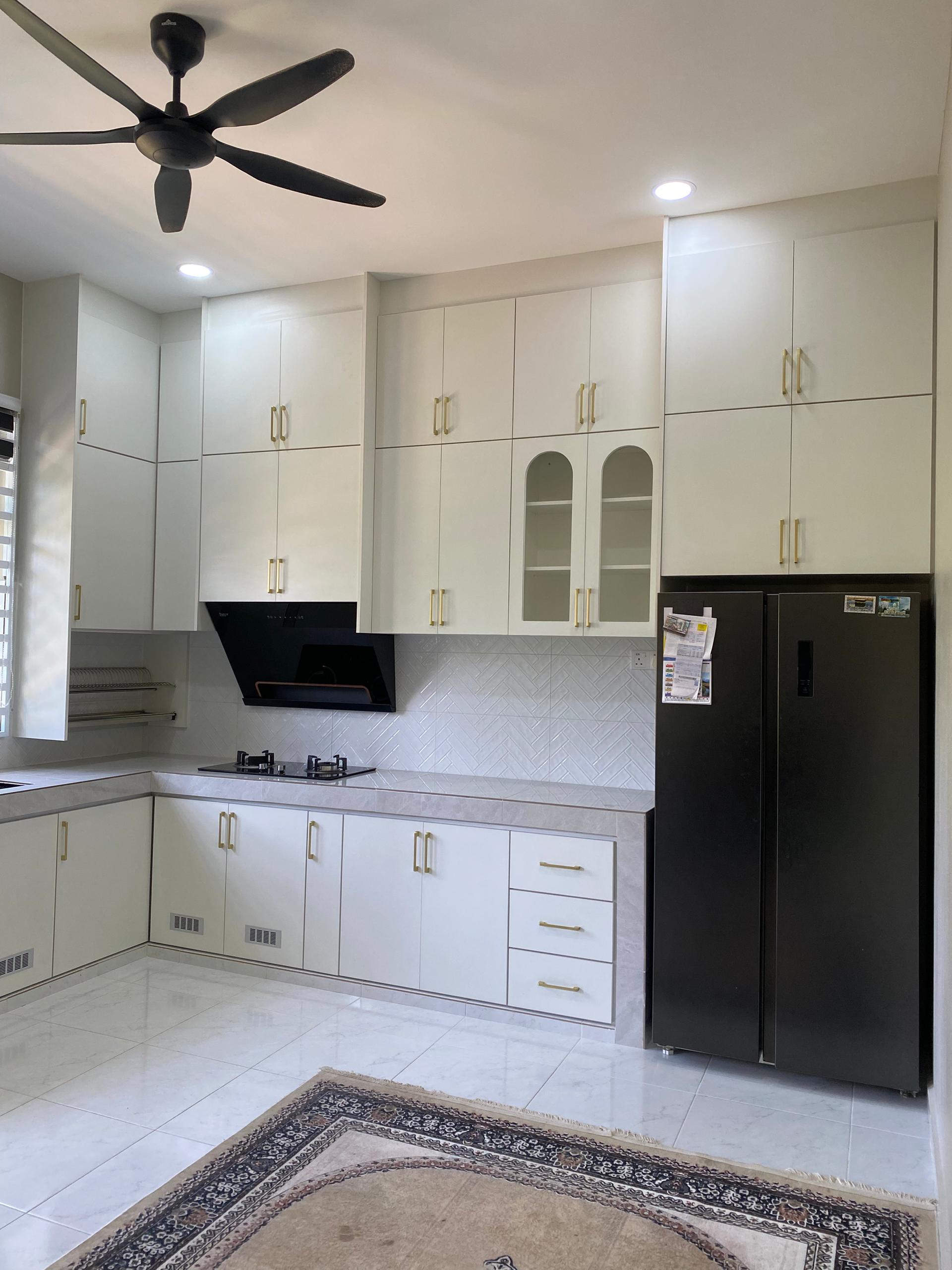 Kabinet Dapur Putih & Gold Arch